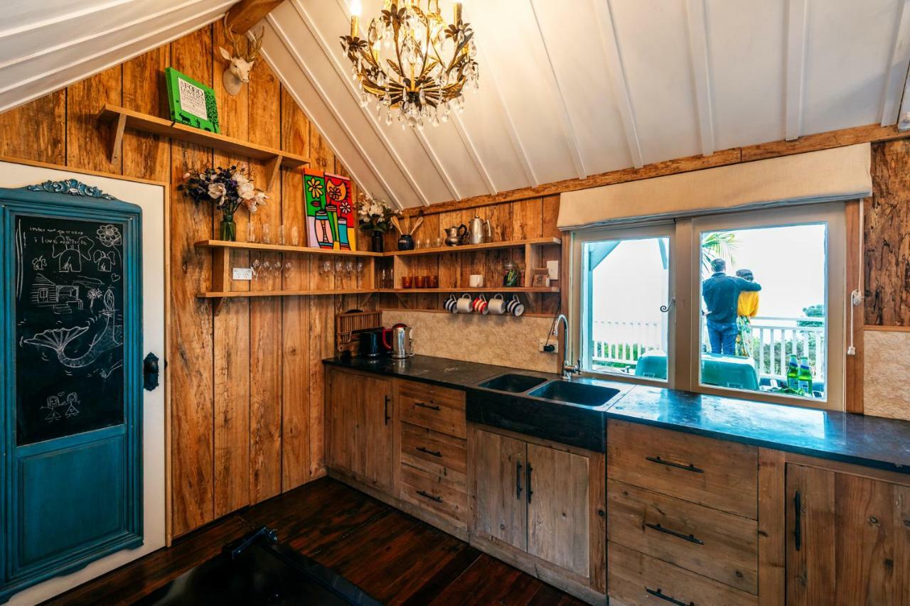 Вилла The Settlers Hut Oneroa Экстерьер фото