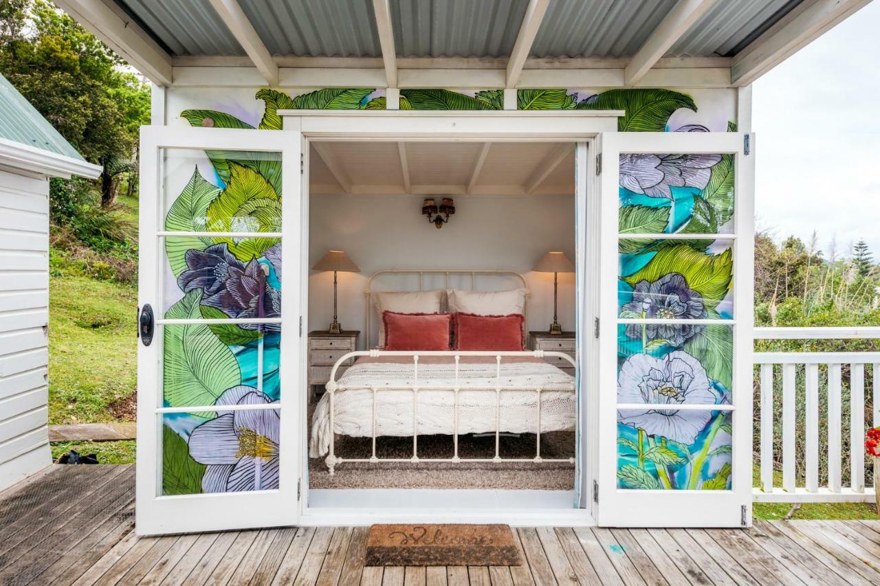 Вилла The Settlers Hut Oneroa Экстерьер фото